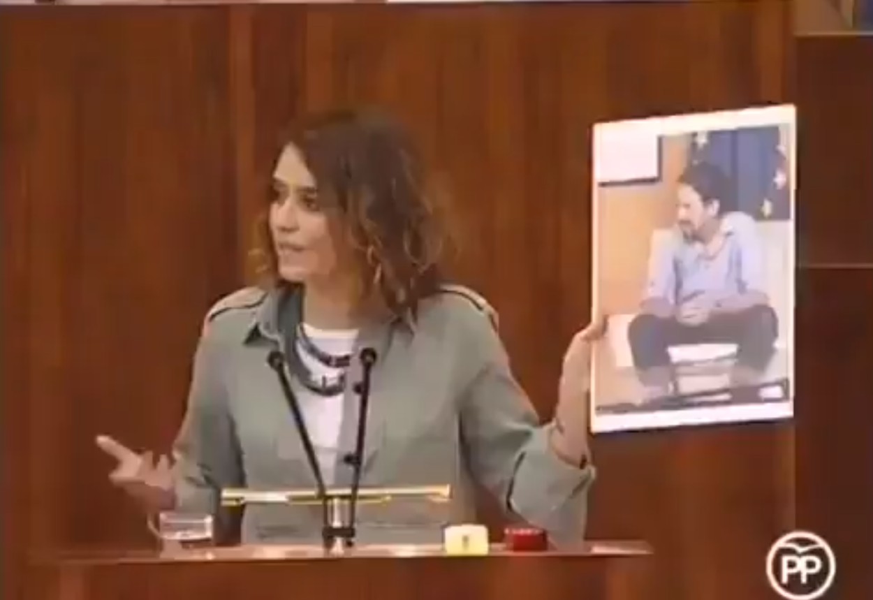 Isabel Díaz Ayuso en la Asamblea de Madrid con una fotografía de Pablo Iglesias