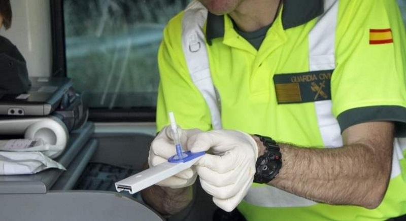 Un guardia con el dispositivo de la prueba para detectar consumo de drogas. AUGC