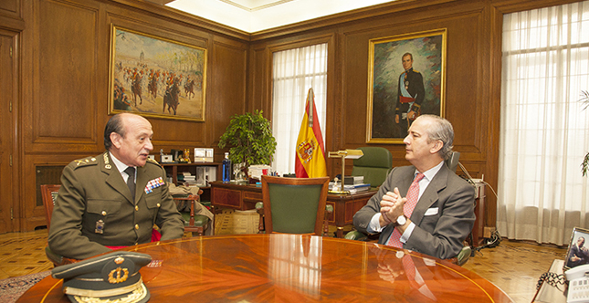 El director general de la Guardia Civil, Arsenio Fernández de Mesa, en reunión con asesores jurídicos
