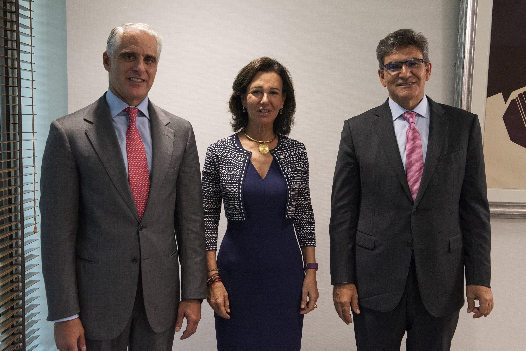 Ana Botín (centro), José Antonio Álvarez (derecha) y Andrea Orcel (izquierda), tras anunciarse su nombramiento - Santander