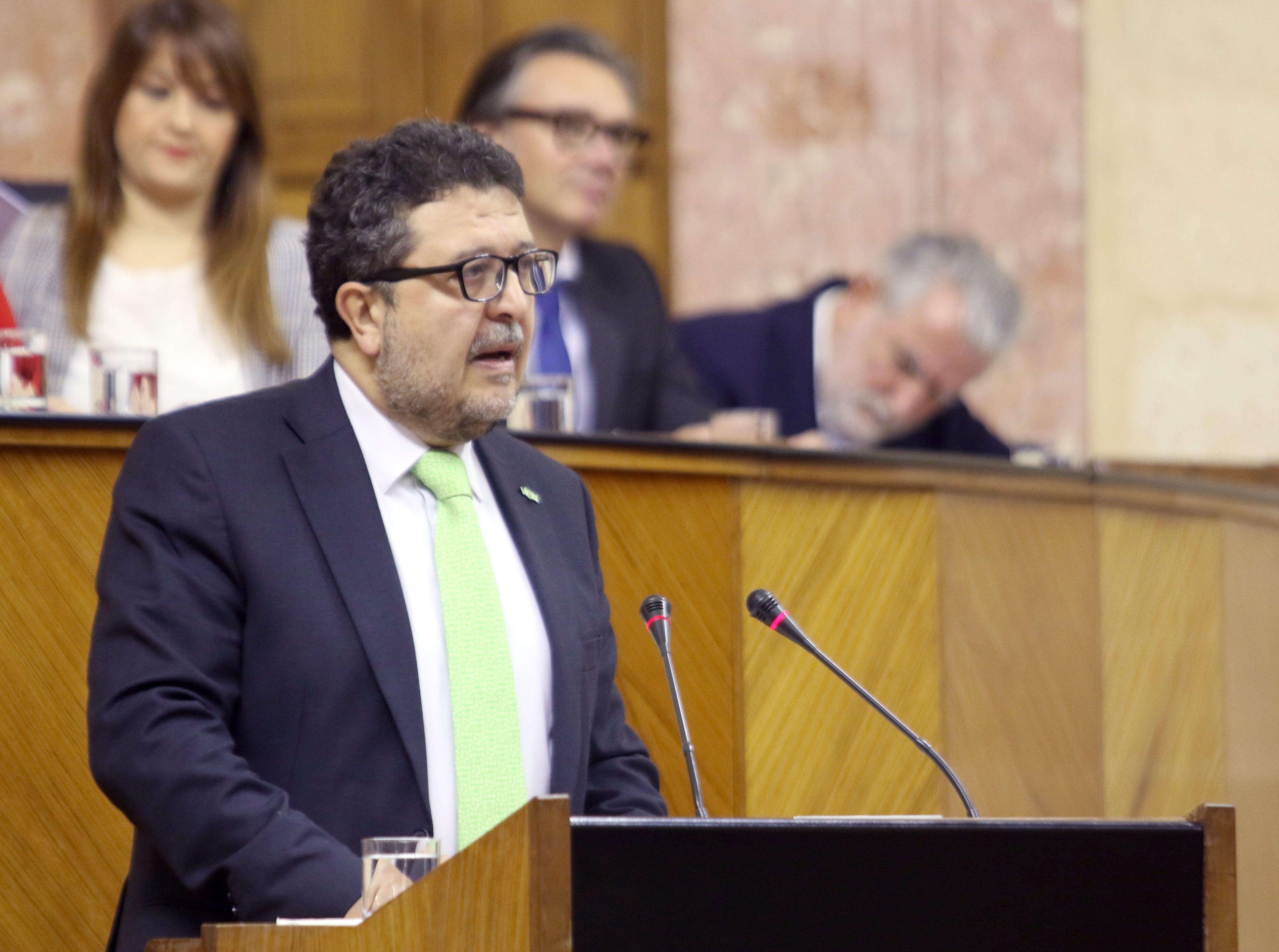 El exjuez y portavoz de Vox, Francisco Serrano, en el Parlamento de Andalucía - Europa Press