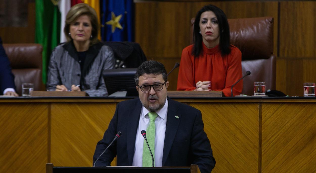 Francisco Serrano en la tribunal de oradores. Detrás, la presidenta y vicepresidenta de la Cámara. JESÚS PRIETO EP