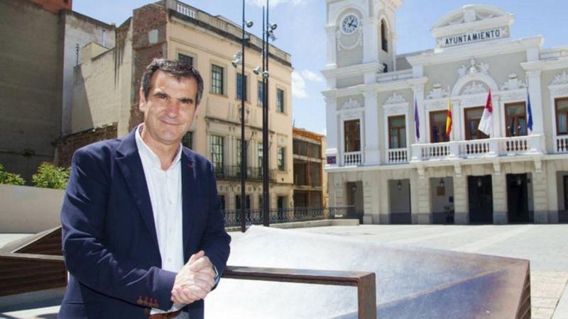 ANTONIO ROMAN FRENTE AL AYUNTAMIENTO DE GUADALAJARA ANTONIO ROMAN FRENTE AL AYUNTAMIENTO DE GUADALAJARA