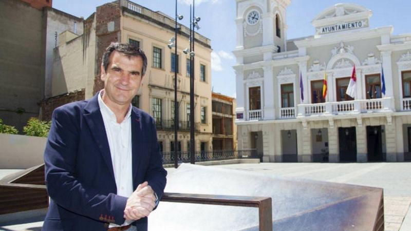 ANTONIO ROMAN FRENTE AL AYUNTAMIENTO DE GUADALAJARA