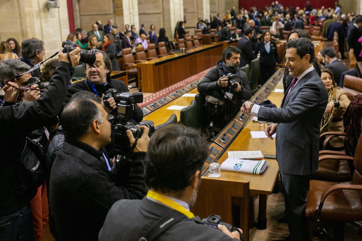 Juanma Moreno, rodeado de fotógrafos tras la votación. JESÚS PRIETO EP