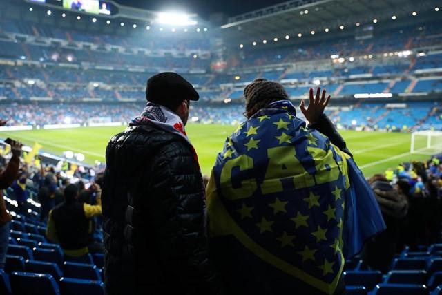 Dos aficionados esperan al inicio de la final de la Copa Libertadores en el Bernabéu. Europa Press