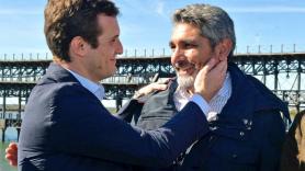 Pablo Casado abraza cariñosamente a Juan José Cortes, el padre de la pequeña Mari Luz asesinada en 2005. Twitter Pablo Casado