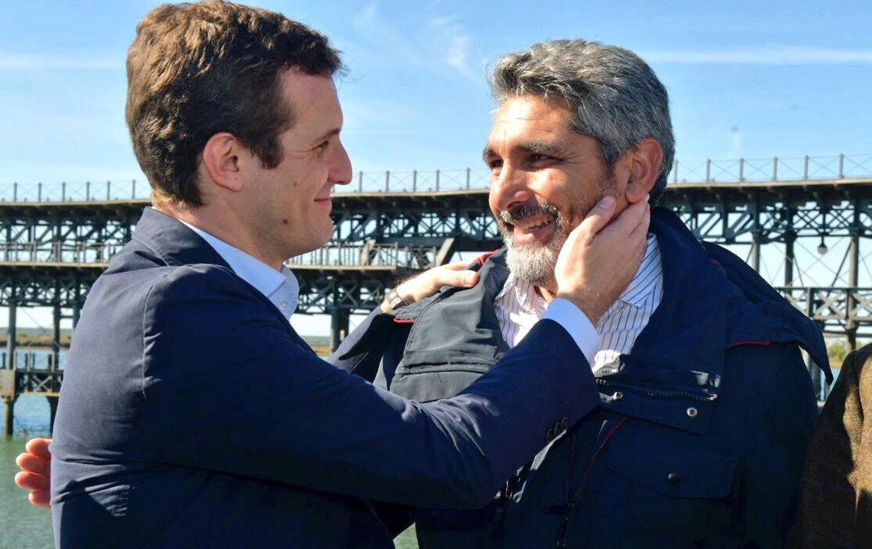 Pablo Casado saluda cariñosamente a Juan José Cortes en un acto del partido.