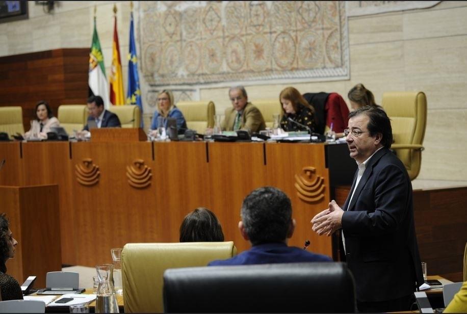 El presidente de la Junta, Guillermo Fernández Vara, en el pleno