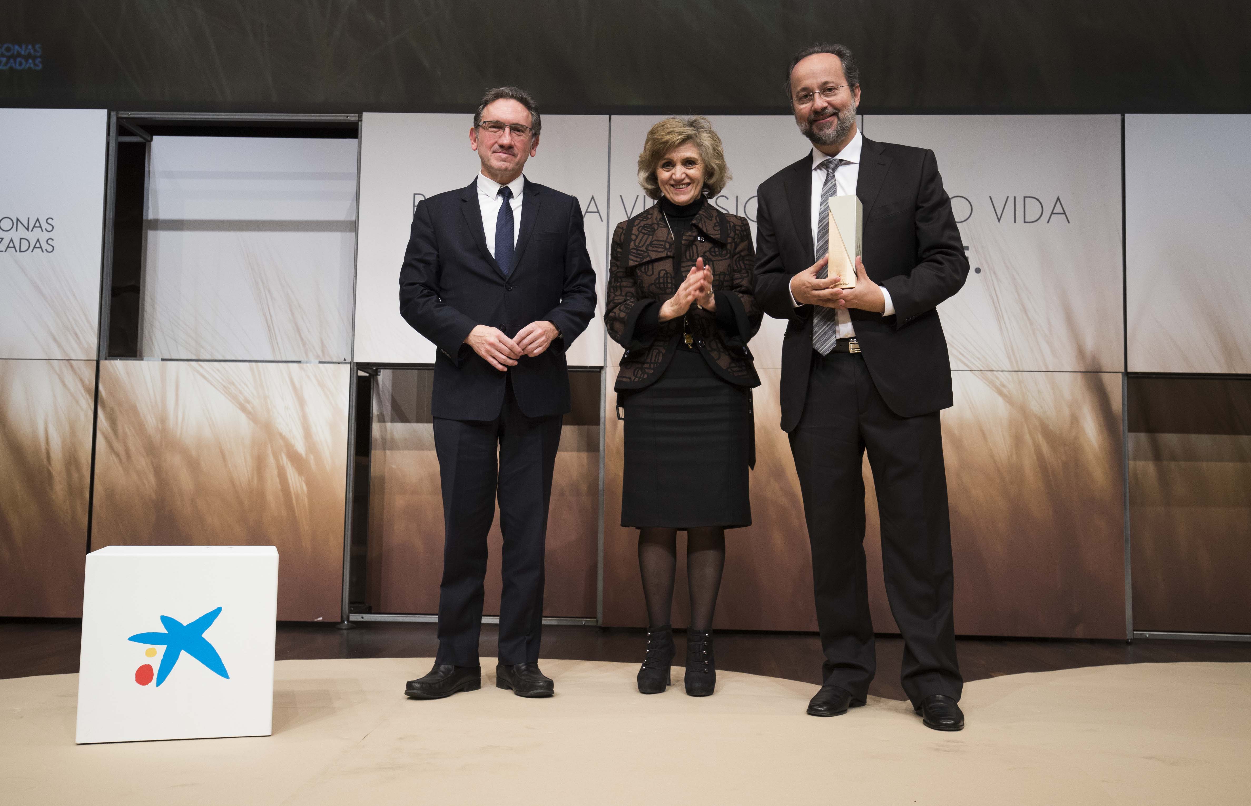 Jaume Giró, director general de la Fundación Bancaria la Caixa junto a María Luisa Carcedo, exministra de Sanidad, Consumo y Bienestar Social; y José Carlos Bermejo, director general del Centro Asistencial San Camilo