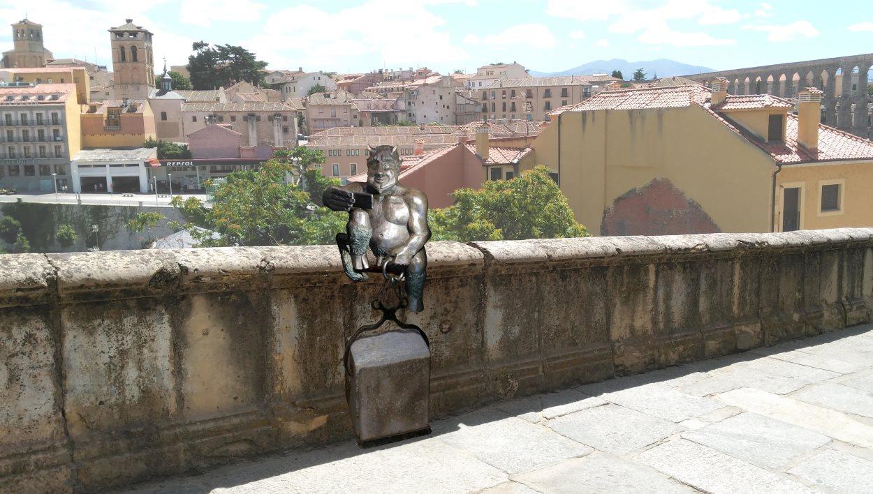 Montaje de cómo quedará la escultura del diablillo en Segovia. EP