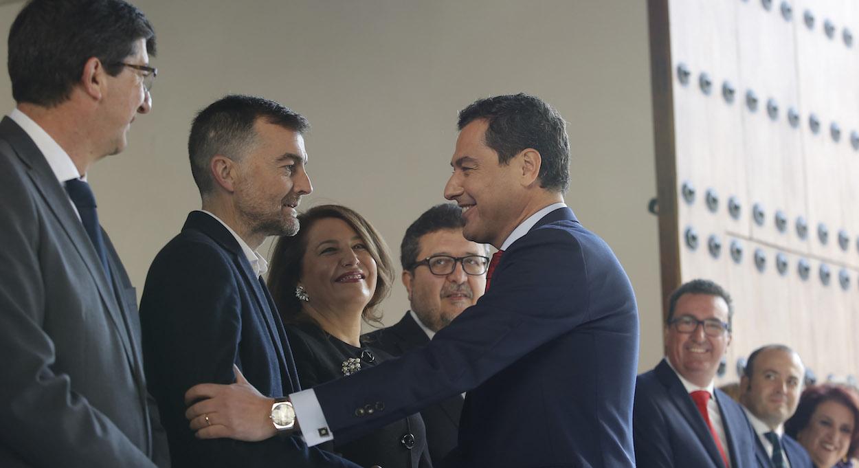 Moreno saluda a Antonio Maíllo, flanqueado por Juan Marín, Carmen Crespo y Francisco Serrano. MARÍA JOSÉ LÓPEZ/EP