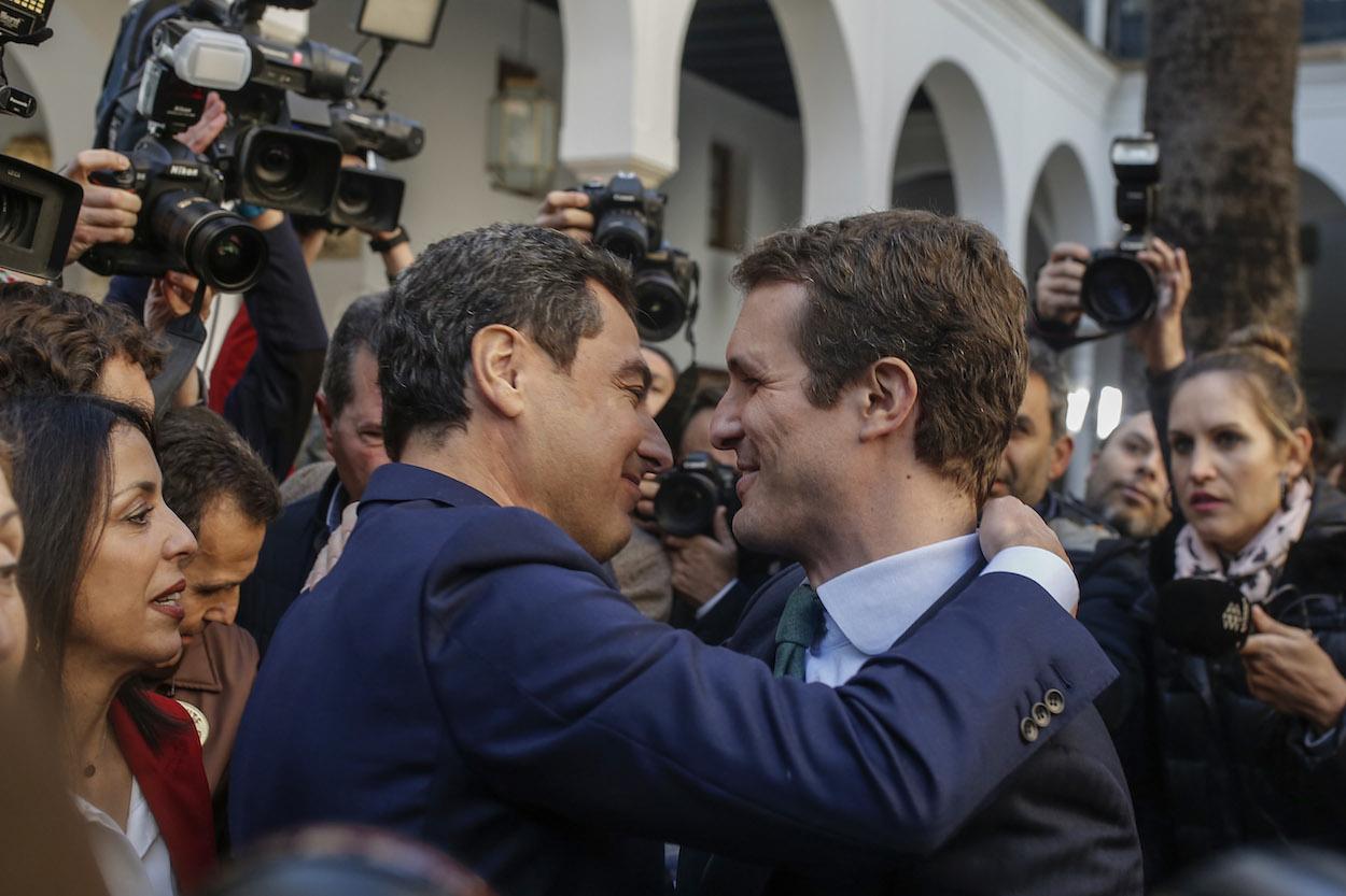 El presidente del PP, Pablo Casado, felicita a Juanma Moreno. MARÍA JOSÉ LÓPEZ/EP