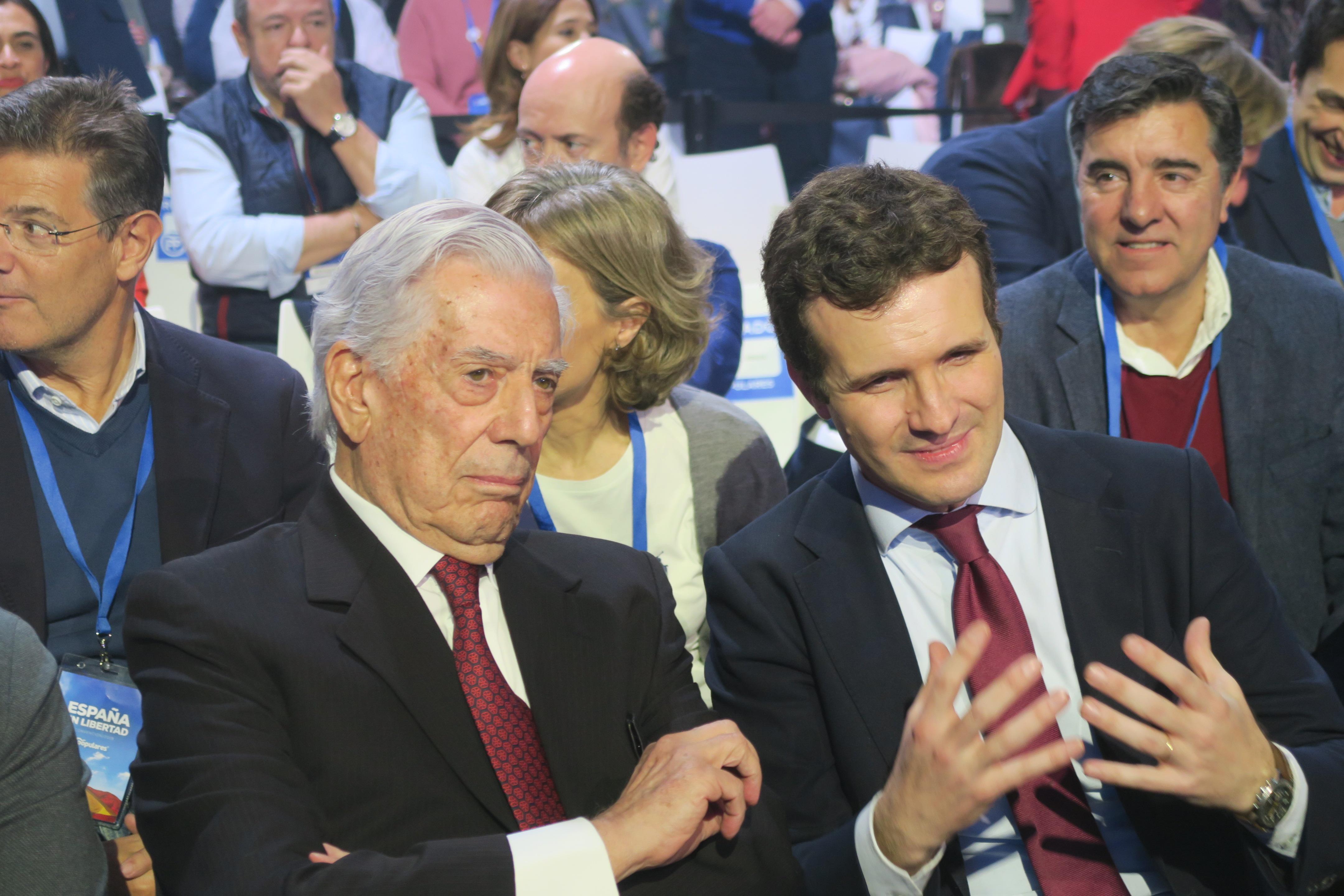 Mario Vargas Llosa junto a Pablo casado en la Convención Nacional del PP. 