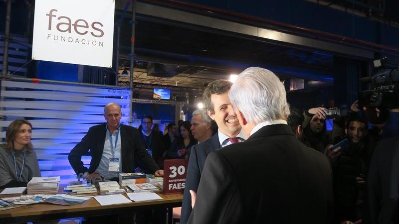 Pablo Casado charla con Vargas Llosa Pablo Casado charla con Vargas Llosa