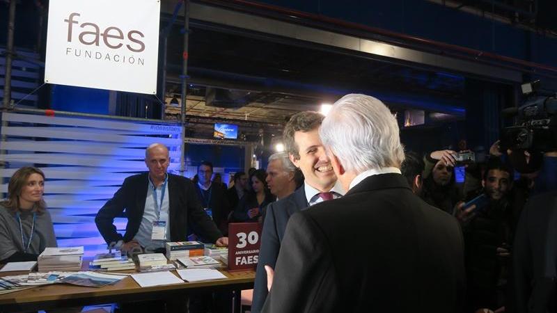 Pablo Casado charla con Vargas Llosa