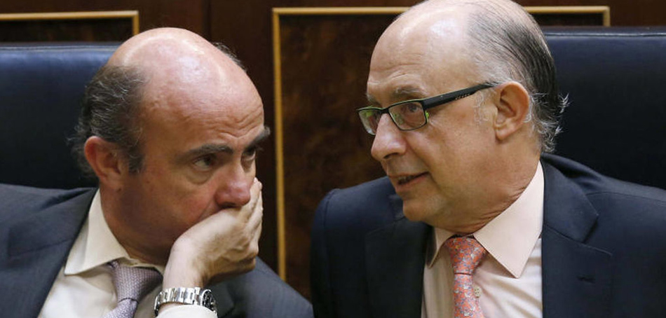 Los ministros de Economía, Luis de Guindos, y de Hacienda, Cristóbal Montoro