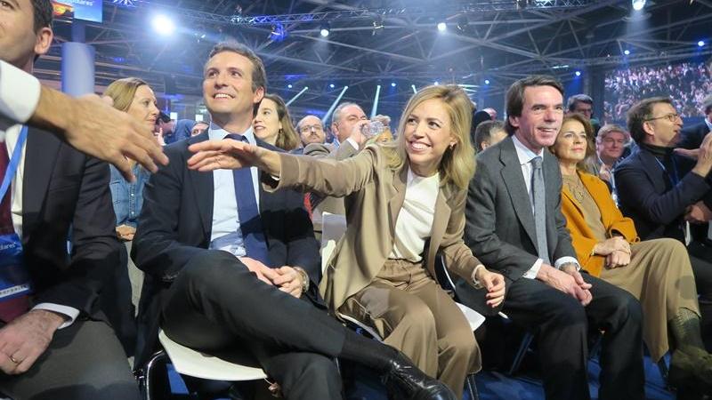 Pablo Casado junto a su mujer