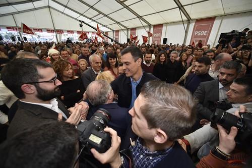 El presidente del Gobierno, Pedro Sánchez, saluda a su llegada al acto de presentación de José Antonio Serrano como candidato socialista a la alcaldía de Murcia. Fuente: EP