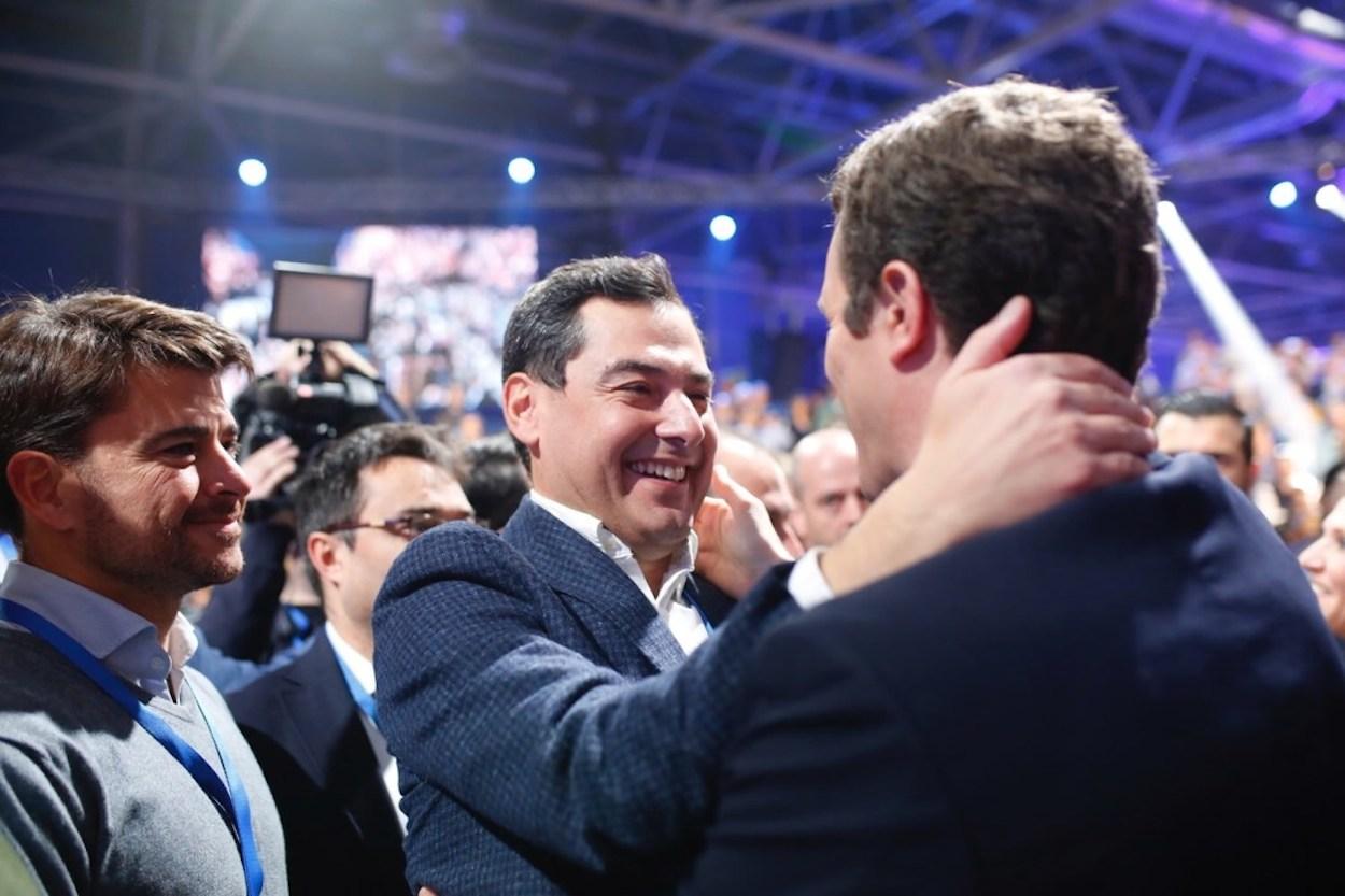 Juanma Moreno saluda a Pablo Casado en presencia de Beltrán Pérez. PP