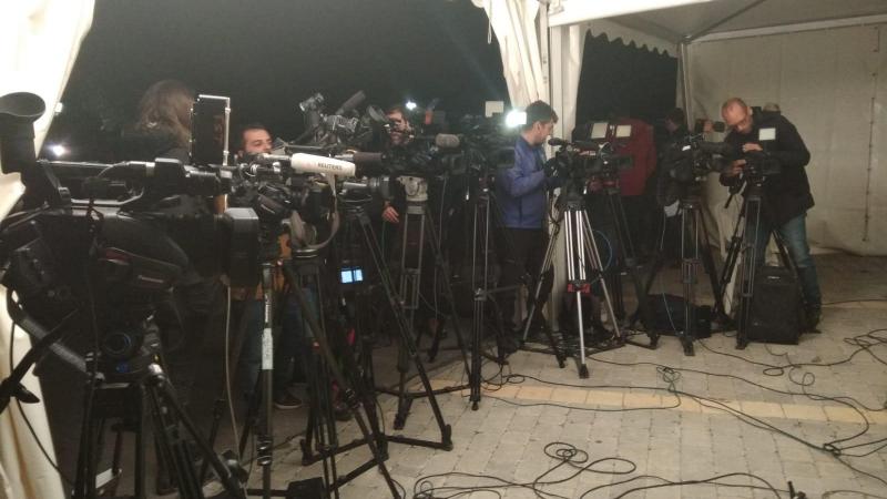 Los medios se arremolinan en las ruedas de prensa sobre los avances del rescate