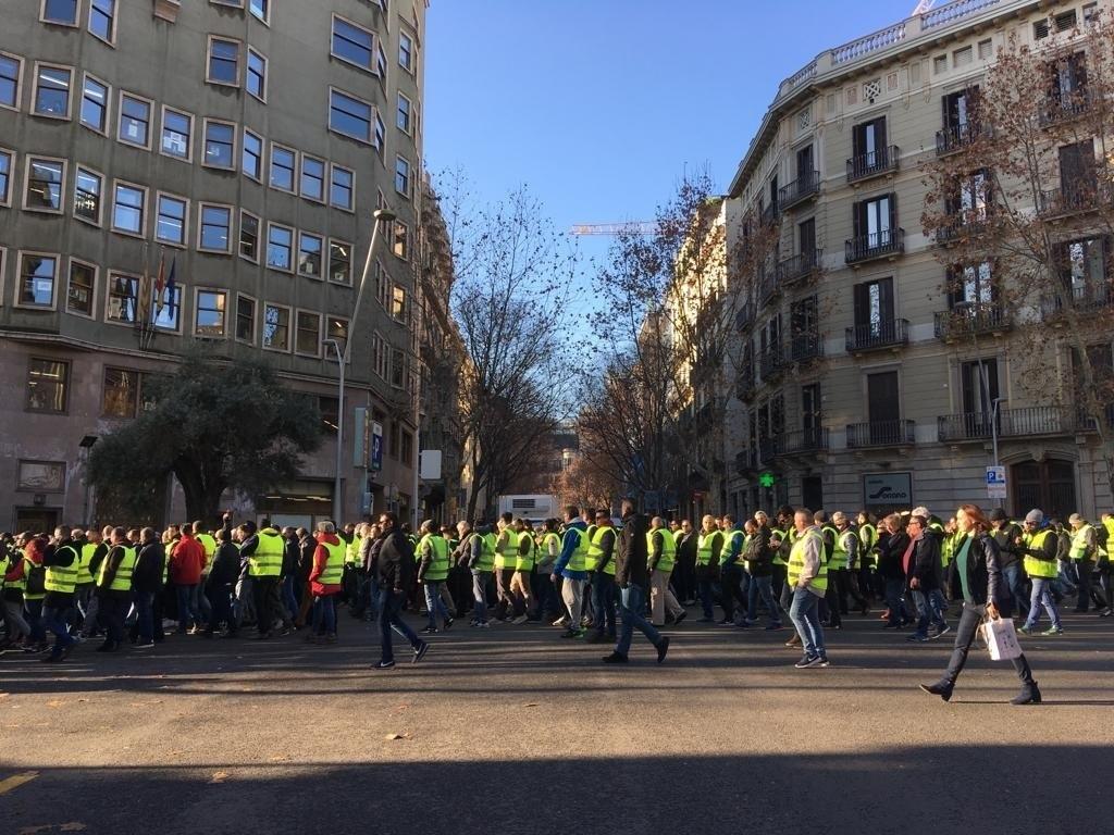 Centenares de taxistas en la Gran Vïa de Barcelona se dirigen al Parlament - Europa Press