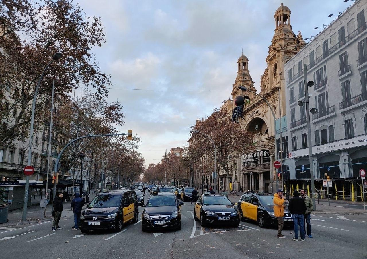 Los taxistas de Barcelona bloquean la Gran Via desde la madrugada de hoy - Europa Press