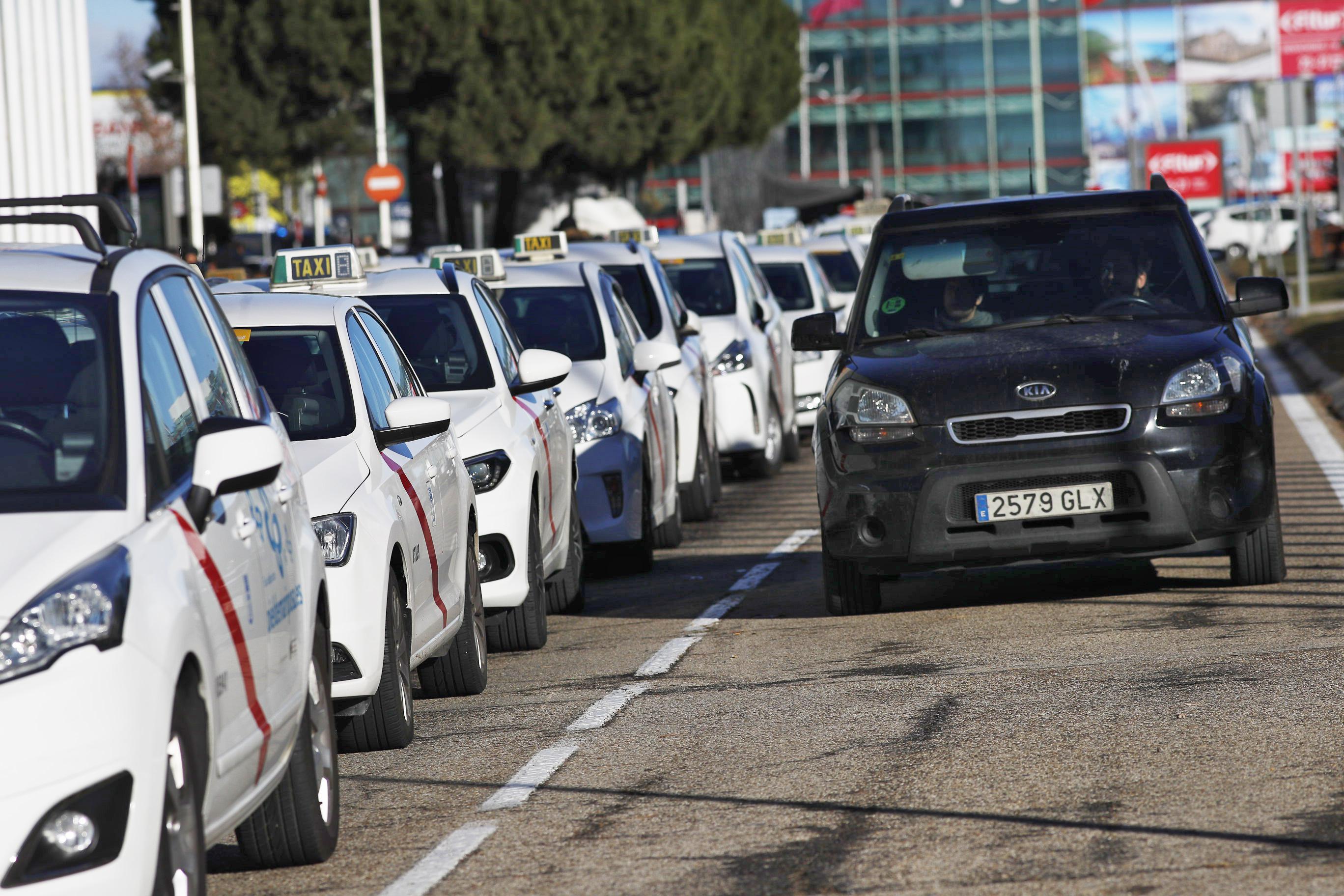 Taxis en las inmediaciones de Ifema (Madrid). 