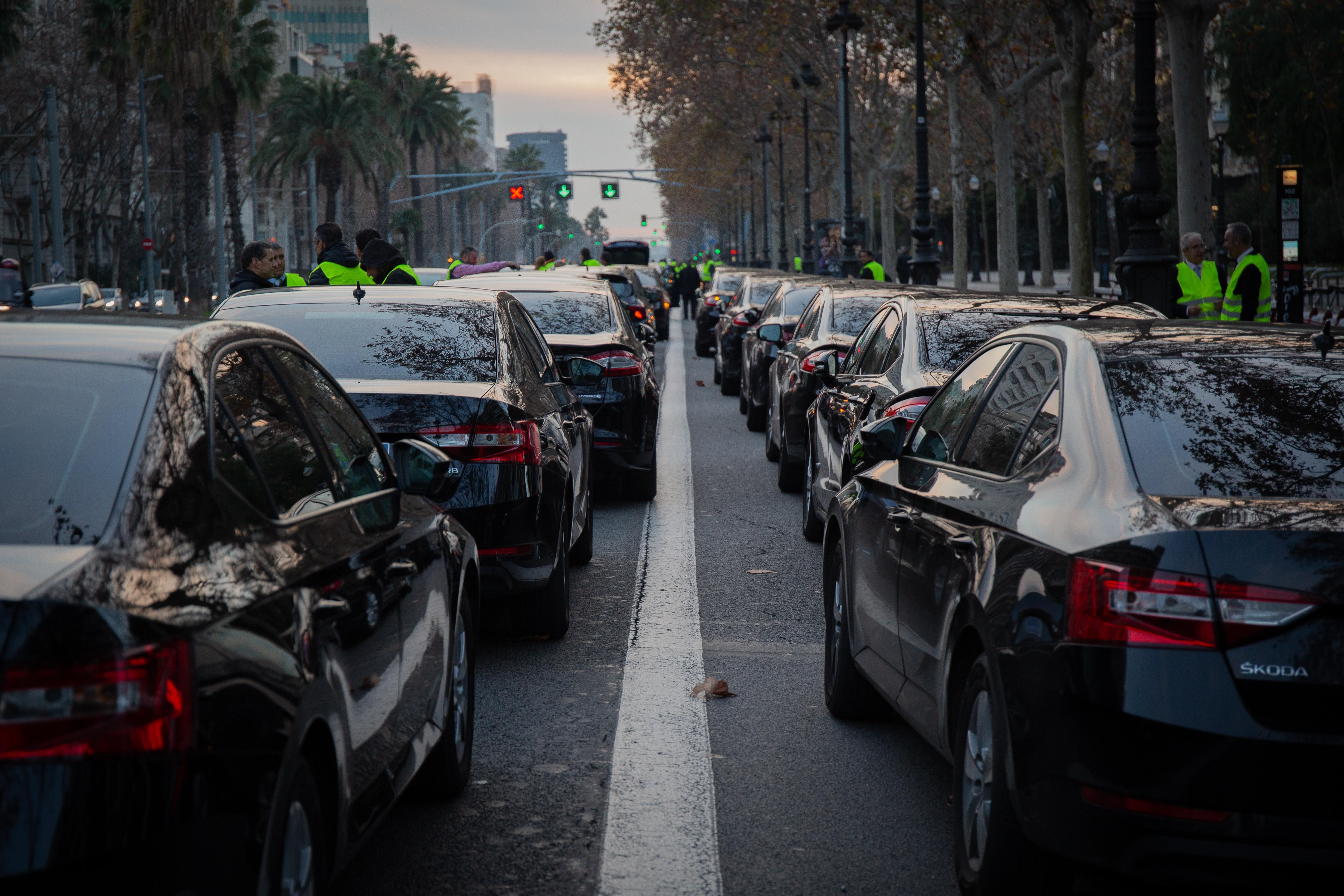 Cabify vuelve operar en Barcelona sorteando la de 15