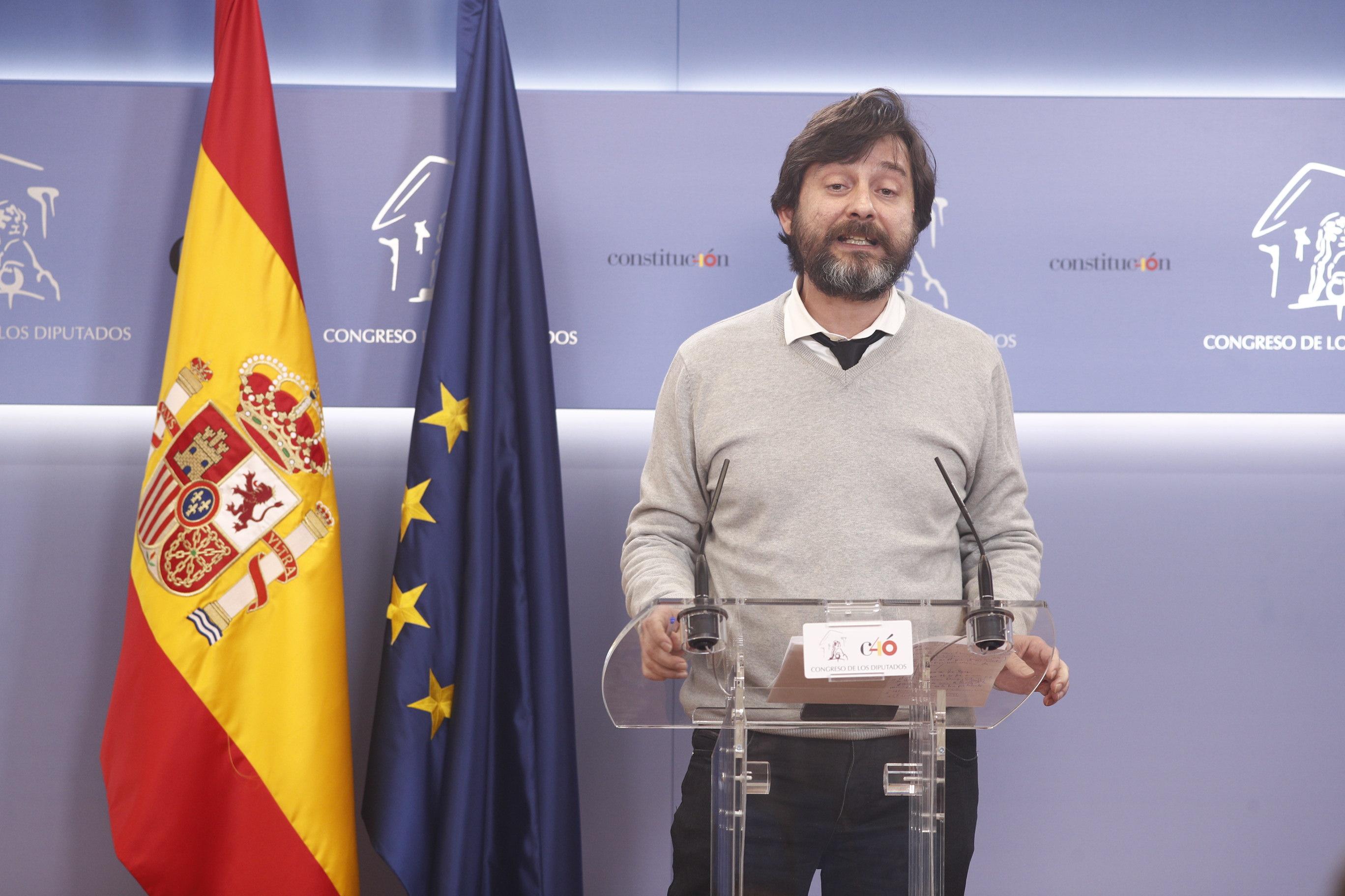 El secretario de Sociedad Civil y Movimiento Popular de Podemos, Rafa Mayoral, ofrece declaraciones a los medios para realizar el balance del año.