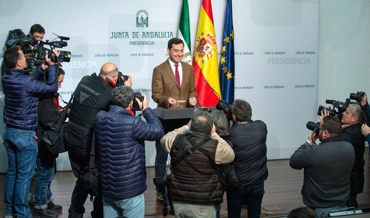 Juan Moreno, rodeado de fotógrafos momentos antes de presentar su Gobierno.