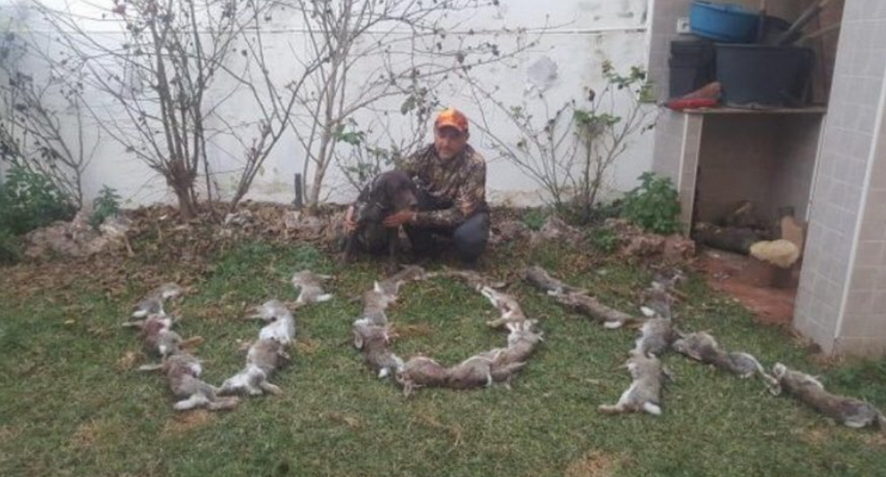 Nueva foto de un cazador que escribe Vox con sus presas. PACMA