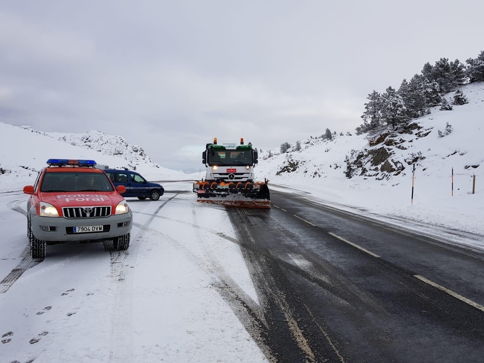 Un quitanieves en una carretera de Navarra. EP