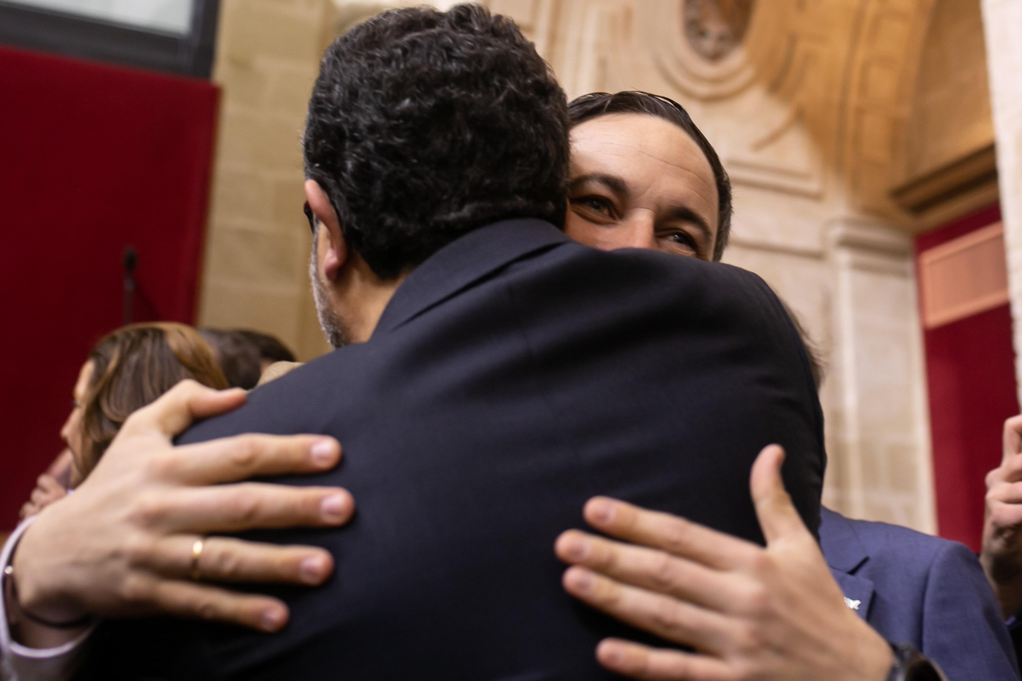 El portavoz parlamentario de Vox Francisco Serrano junto al líder de Vox Santiago Abascal en el debate de investidura de Juanma Moreno (PP A) como presidente de la Junta 