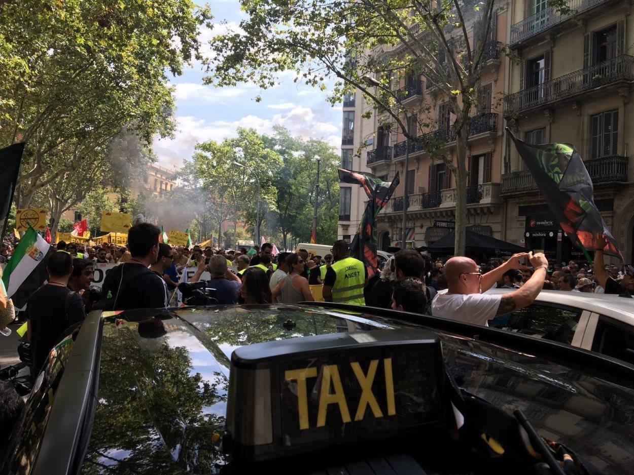 Taxistas manifestándose en Barcelona. EP