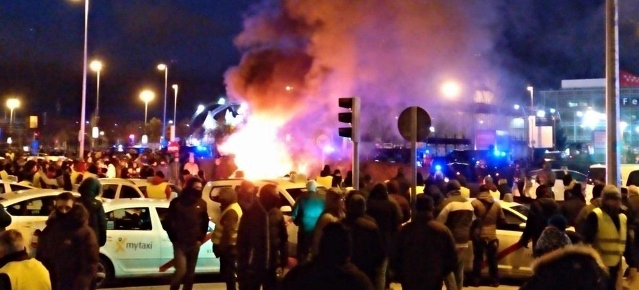 Taxistas queman contenedores a la entrada de IFEMA