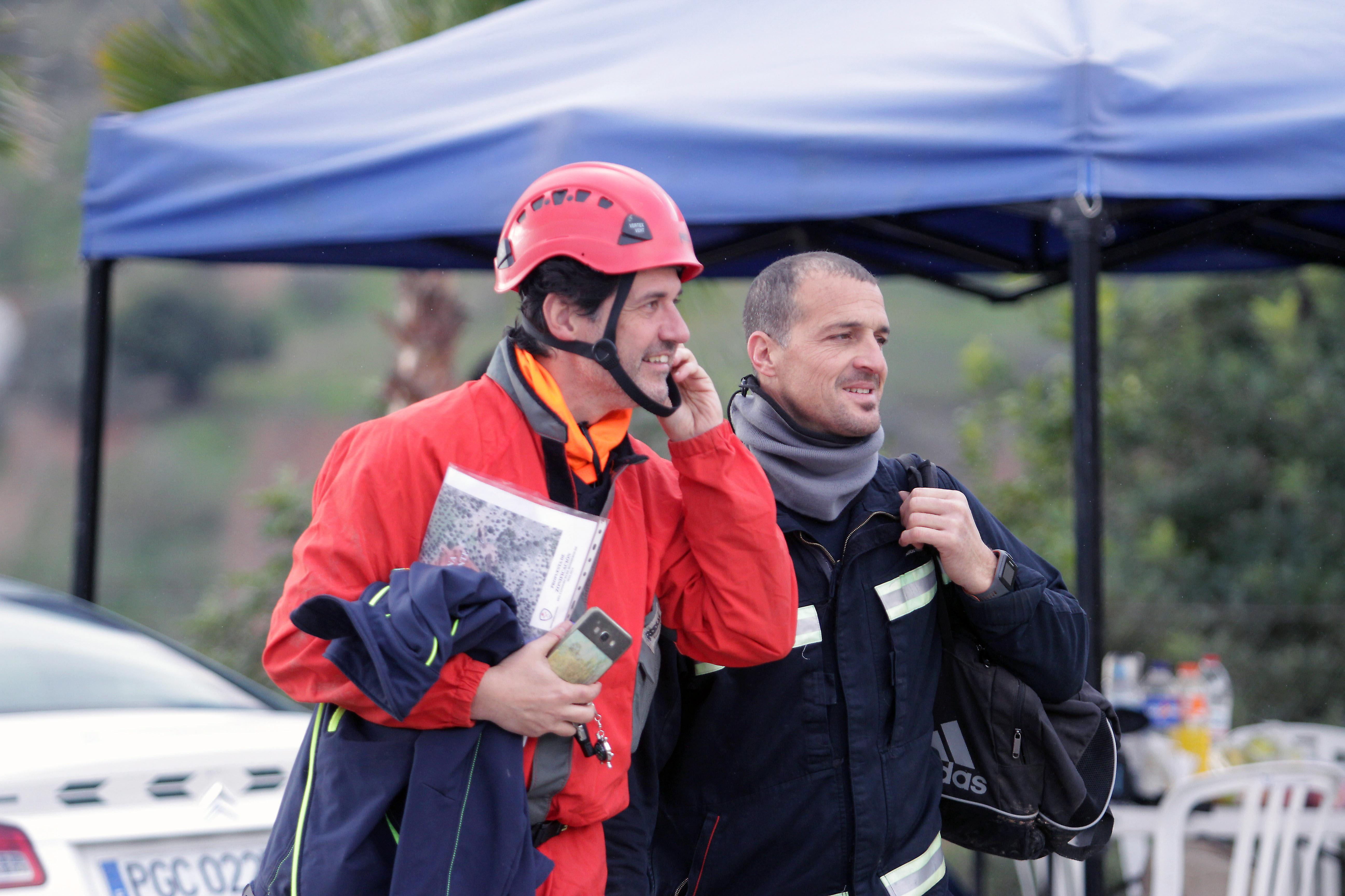 Algunos del equipo operativo del rescate que colaboran con el menor caído en un pozo el domingo pasado en Totalán