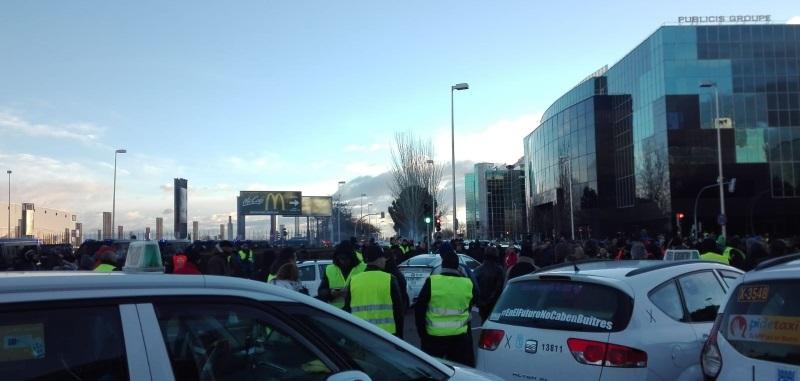 Taxistas se concentran a la entrada del Efema. EP