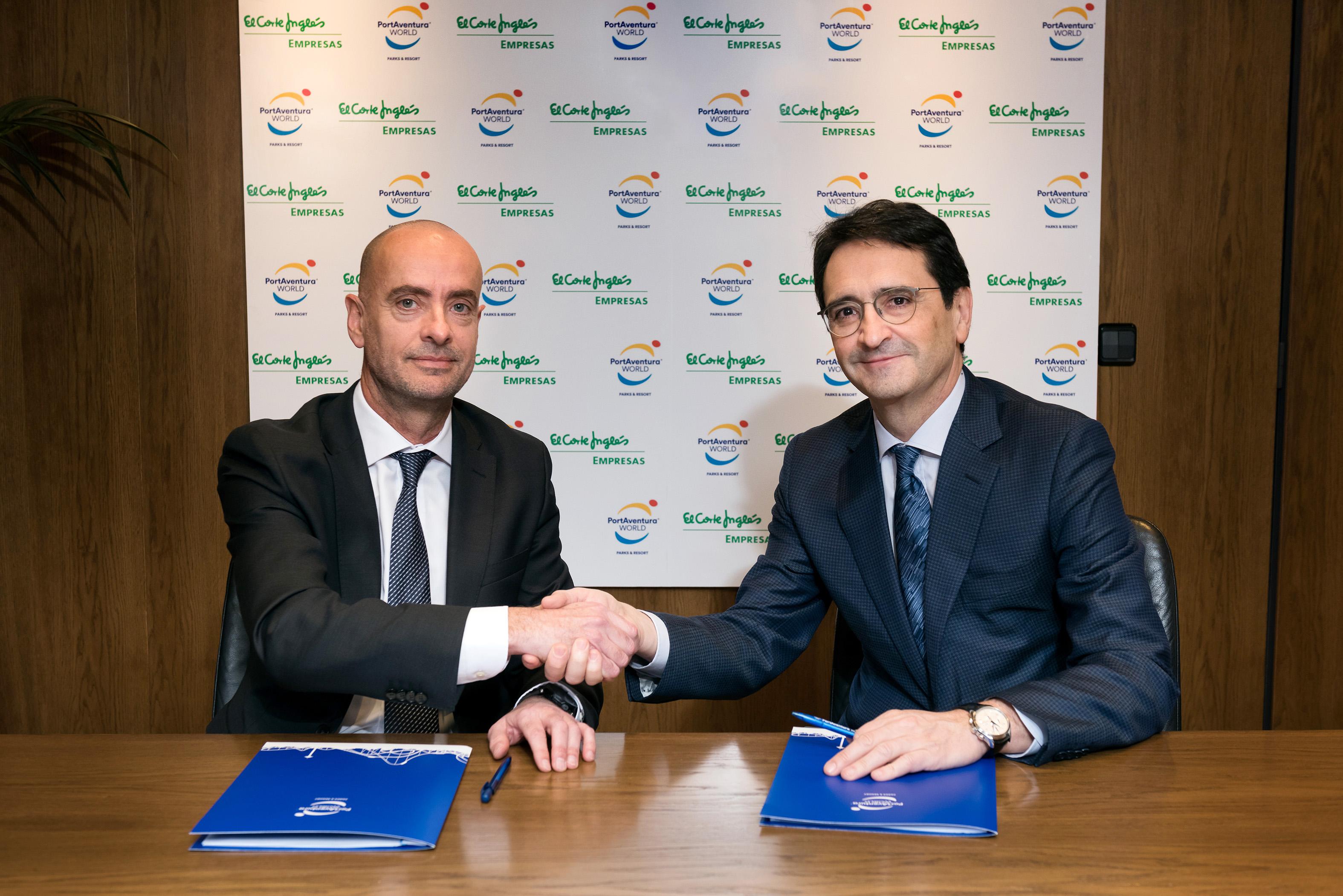 A la izda Fernando Aldecoa, de Port Aventura World y Víctor Liñero, de ECI Empresas, en el momento de la firma del acuerdo