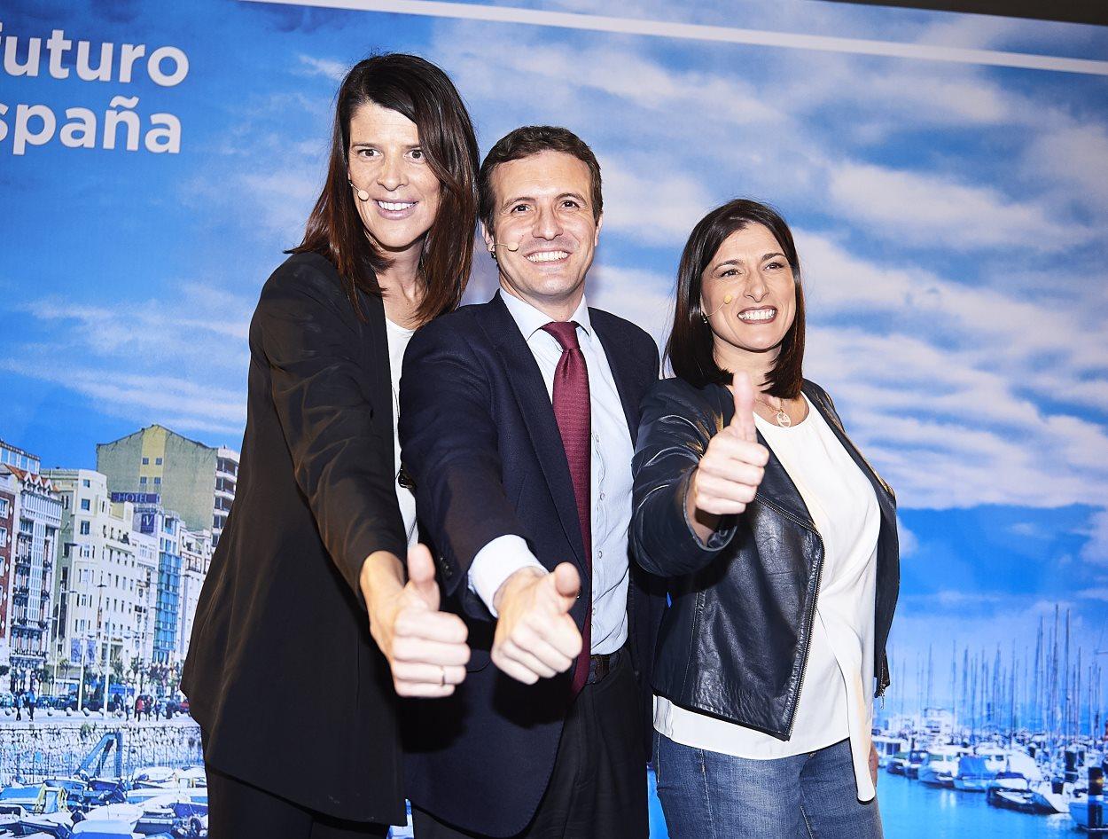 El presidente del Partido Popular, Pablo Casado (c), presenta en Santander a las candidatos a la Presidencia de Cantabria, Ruth Beitia (i), y a la Alcaldía de Santander, Gema Igual (d).