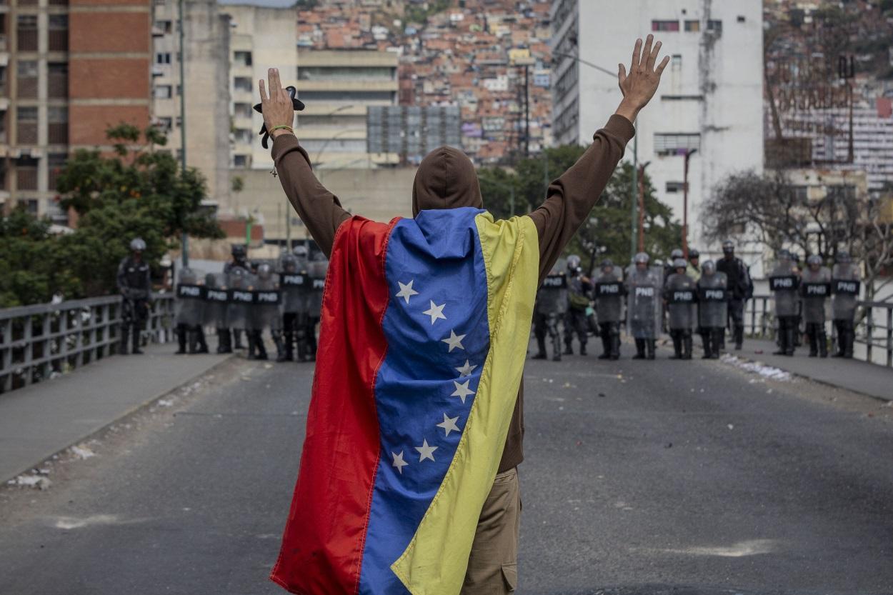 Un manifestante durante las concentraciones convocadas en Venezuela
