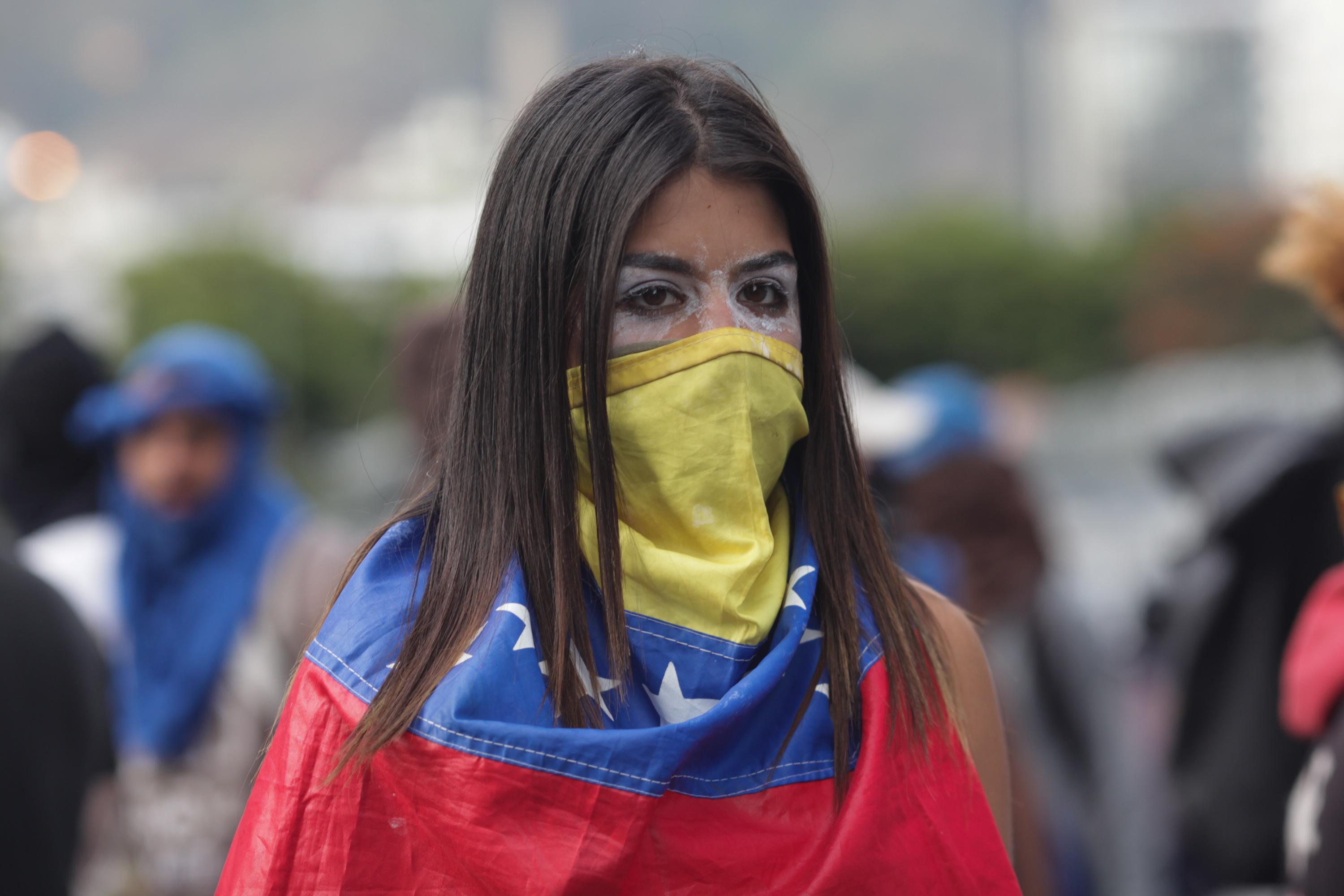 Una mujer venezolana participa en las protestas contra Nicolás Maduro
