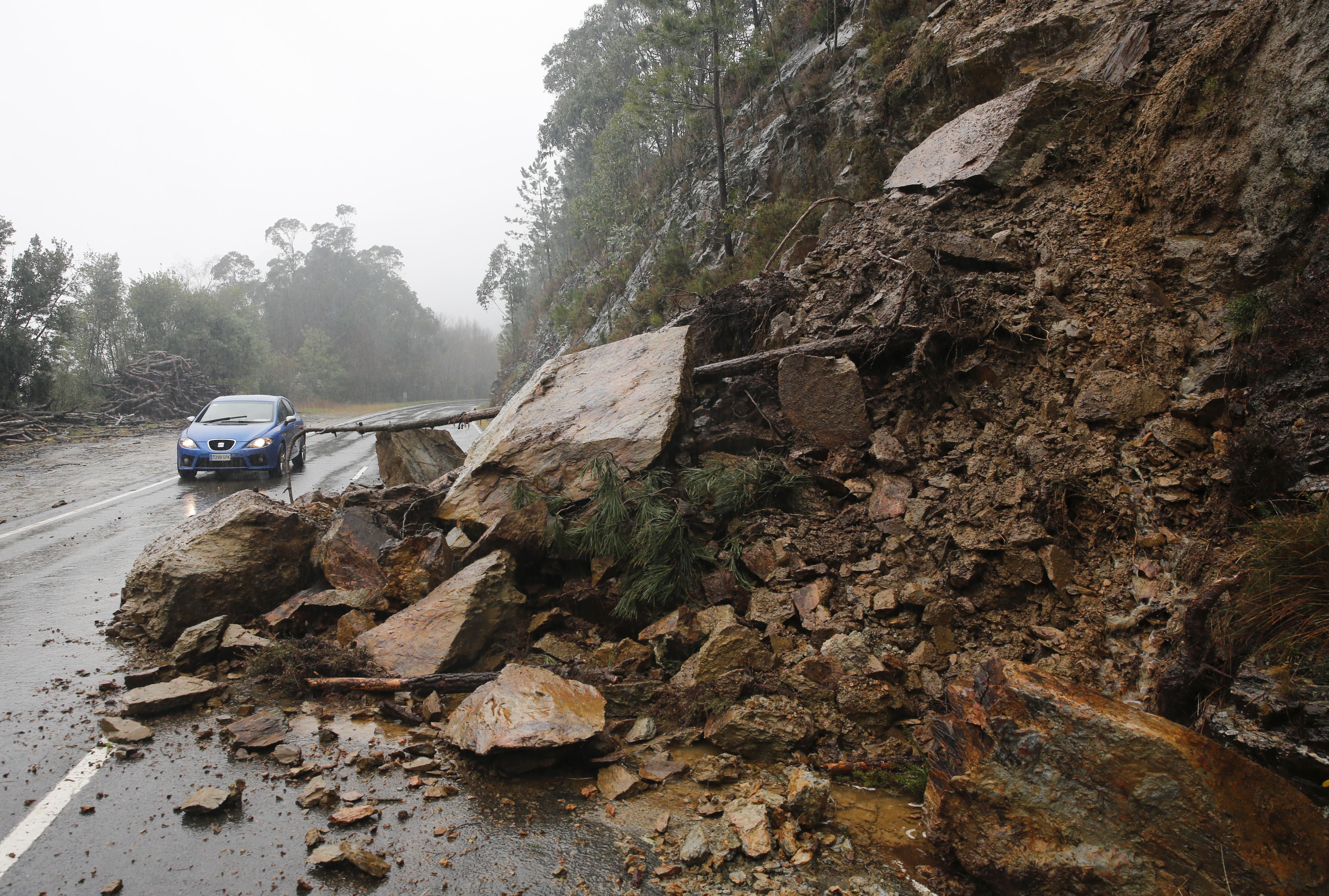 Carretera con argayos en la ruta Boal Navia. EP