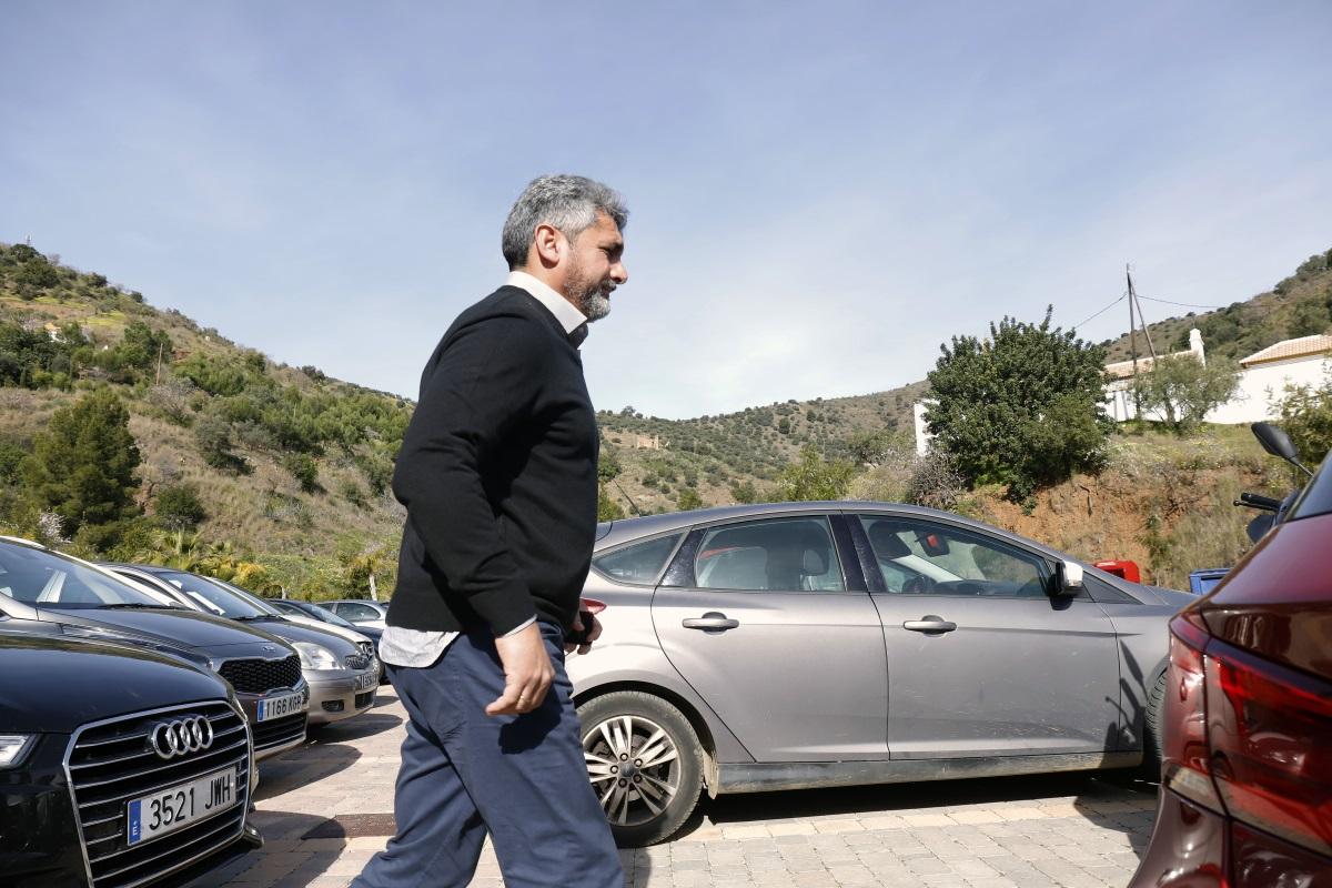 Juan José Cortés atiende a los medios para informar sobre el rescate en Totalán.