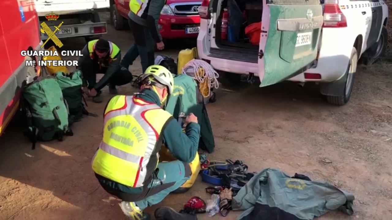 El equipo de rescate ultima lo preparativos para el descenso del pozo 