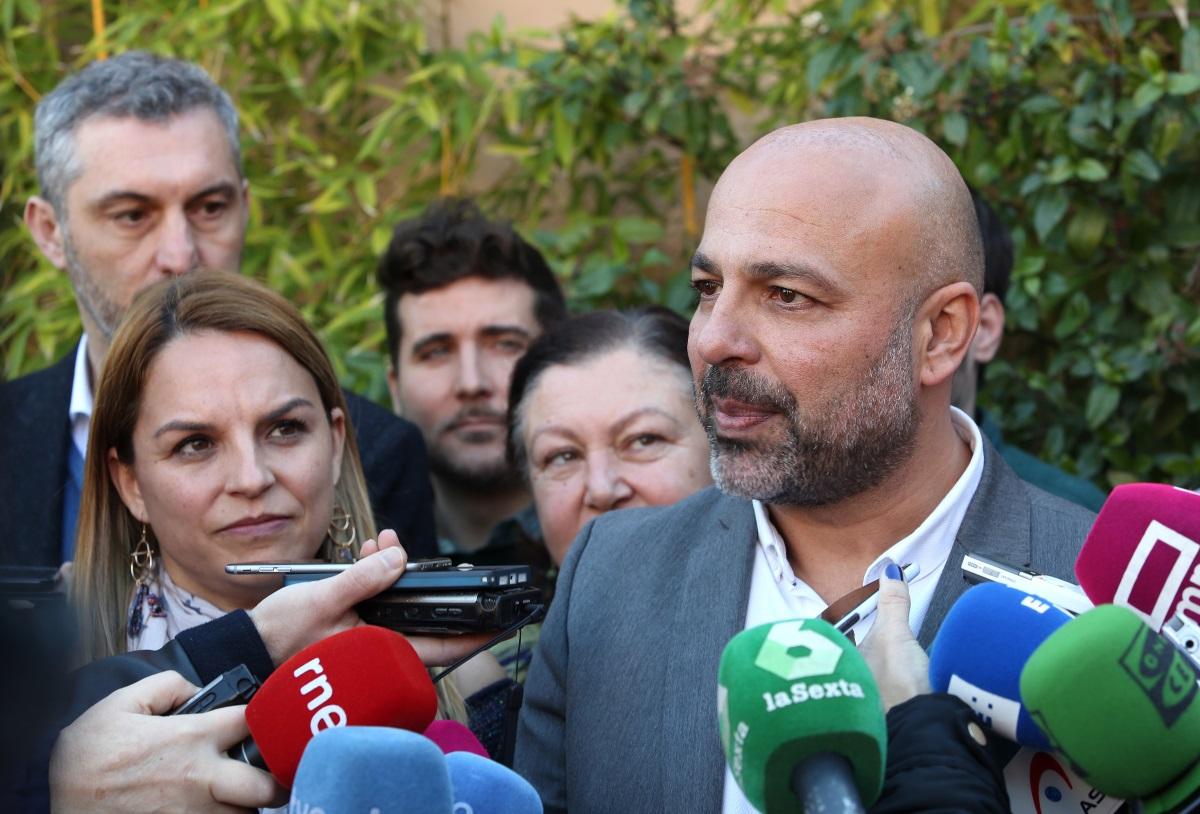 El secretario general de Podemos en Castilla  La Mancha, José García Molina, en rueda de prensa tras la reunión en Toledo.