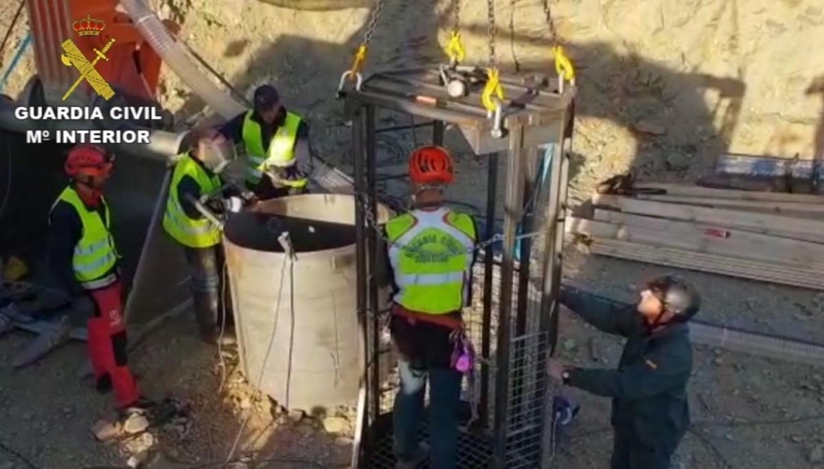 Agentes de la Guardia Civil trabajan en el pozo de Totalán (Málaga) para rescata