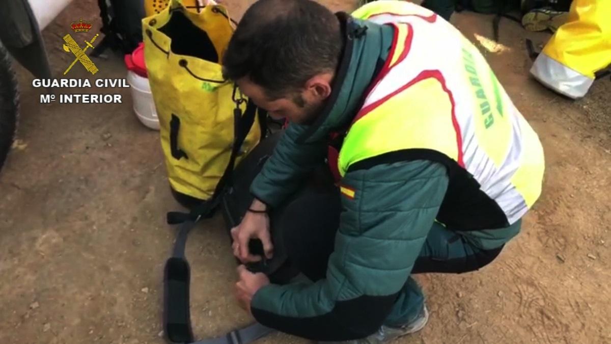 Un miembro del equipo de rescate se prapara para descender el pozo