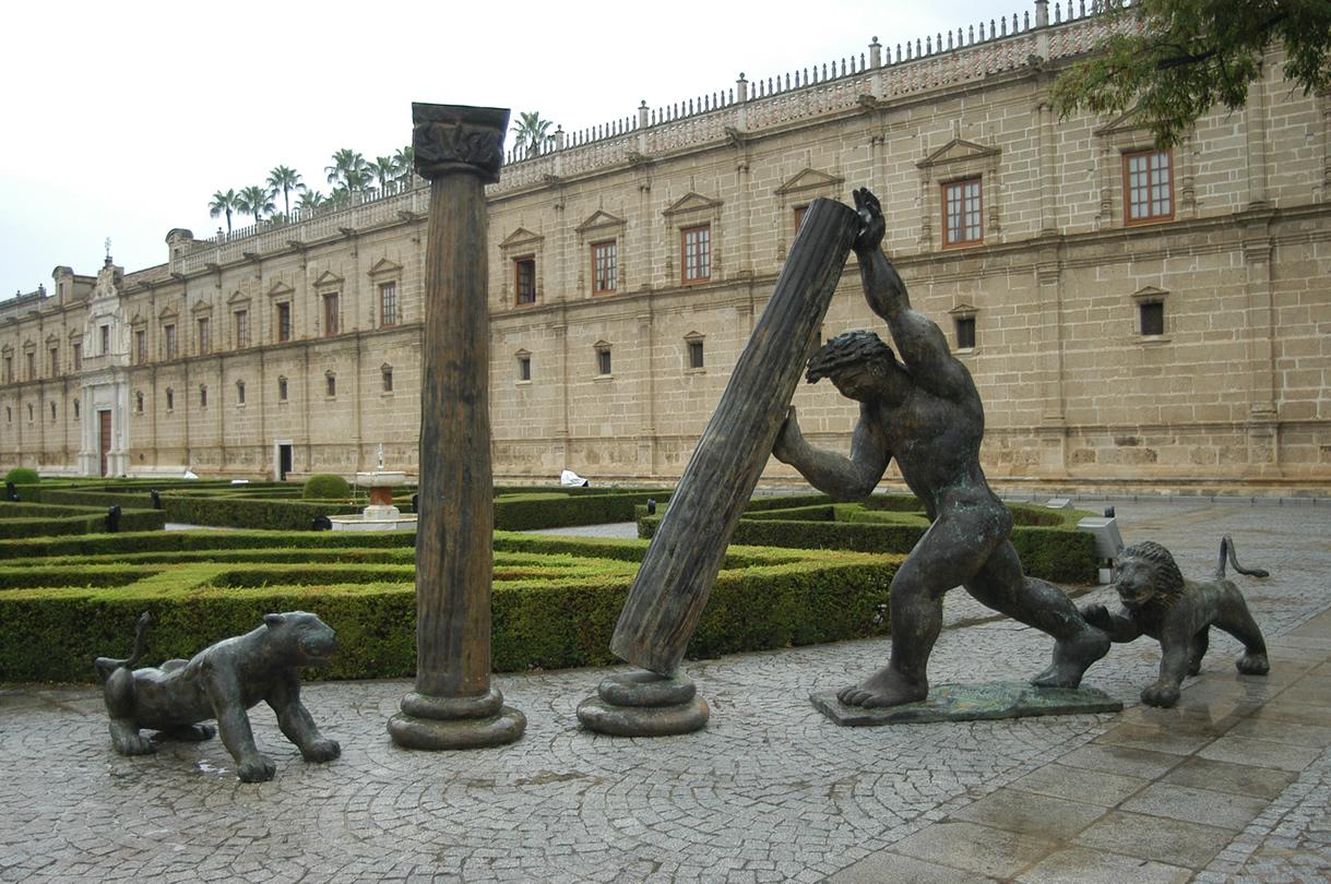 Estatua de Hércules frente al Parlamento andaluz.