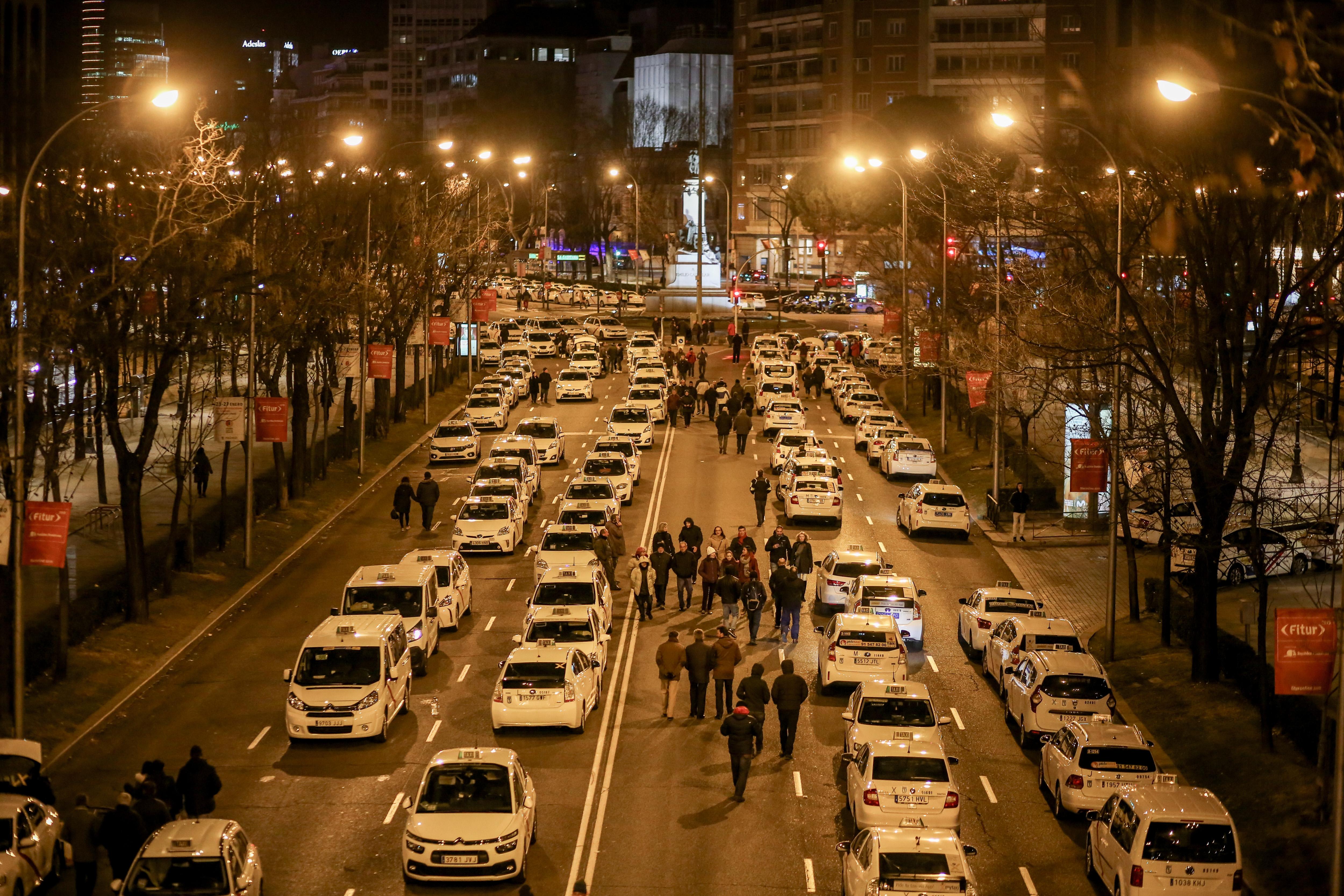 EuropaPress 1869332 Los taxistas se concentran en el Paseo de la Castellana de Madrid y trasladan alli sus protestas